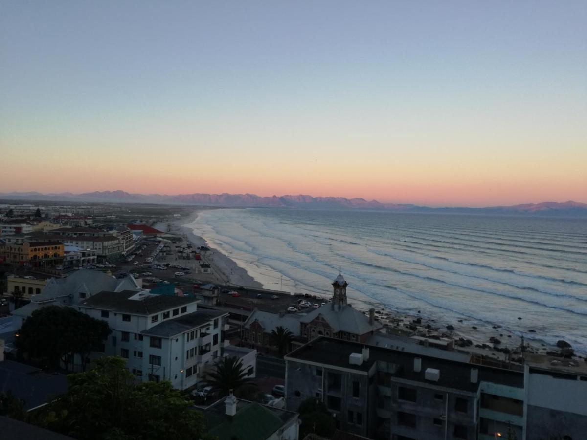 Seaview Apartment In Muizenberg Bagian luar foto