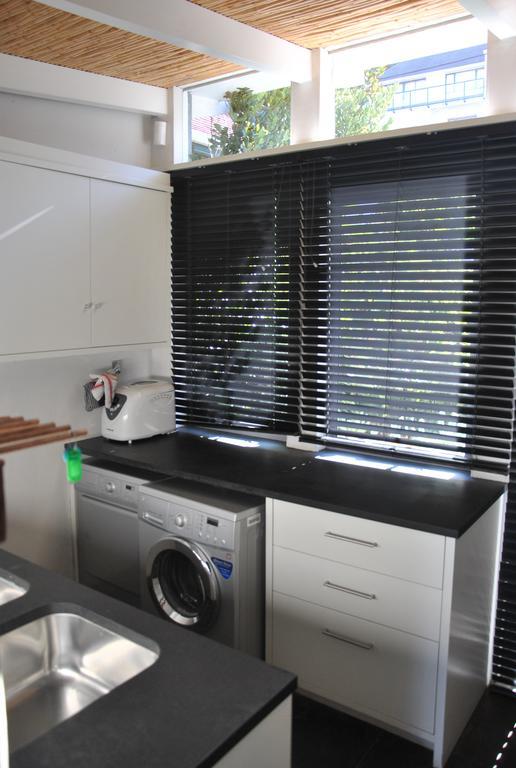 Seaview Apartment In Muizenberg Bagian luar foto