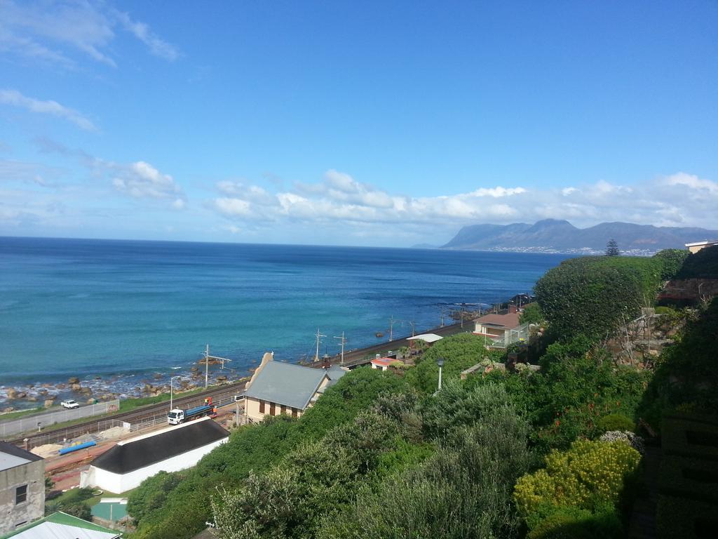 Seaview Apartment In Muizenberg Bagian luar foto