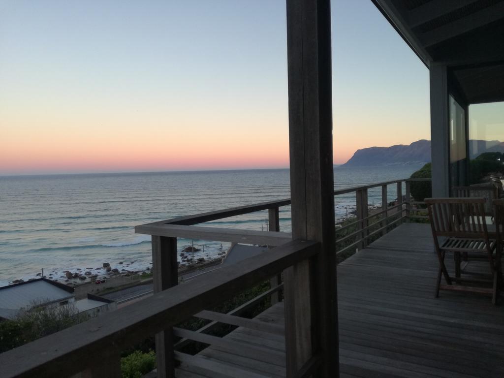 Seaview Apartment In Muizenberg Bagian luar foto